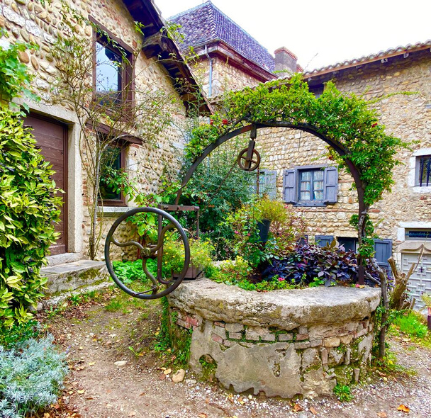 L'affascinante borgo medievale di Perouges in Francia - Foto, immagini