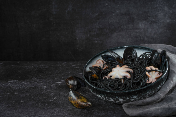 Zwarte spaghetti pasta met octopus en mosselen - Foto, afbeelding