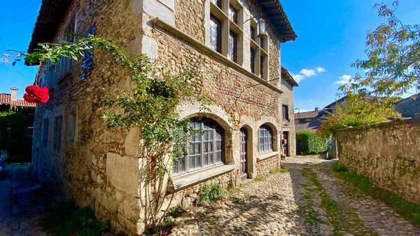 Het charmante middeleeuwse dorpje Perouges in Frankrijk - Foto, afbeelding