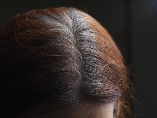 tête d'une femme aux cheveux gris teints au henné - Photo, image
