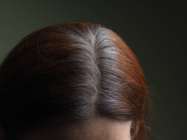 tête d'une femme aux cheveux gris teints au henné - Photo, image