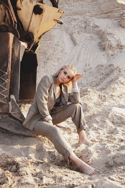 blondi tyttö klassisessa puvussa hiekkaisilla kukkuloilla - Valokuva, kuva