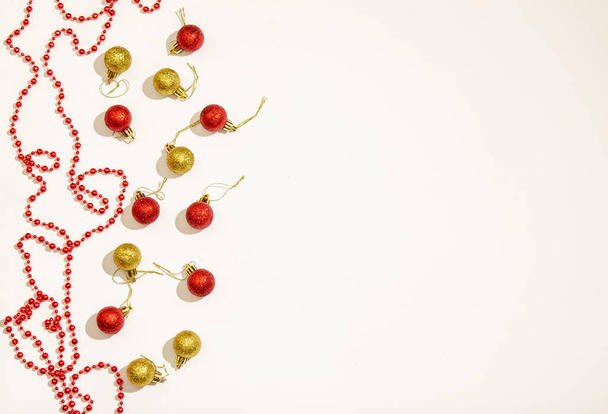 Christmas decorative toys in red and gold with red beads for decor on a white background. - Foto, imagen