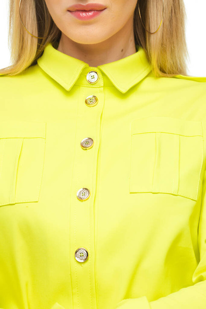 Крупним планом жінка в лимонно-жовтій сорочці
. - Фото, зображення