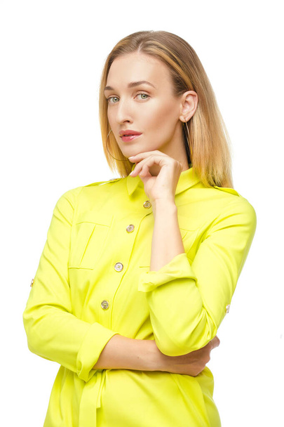 Aantrekkelijke vrouw met mooi haar in citroen shirt. - Foto, afbeelding