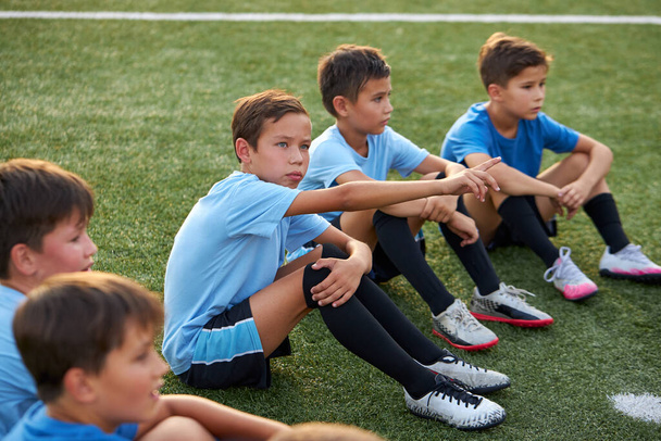 少年たちはサッカーやサッカーの試合で休憩を楽しむ - 写真・画像