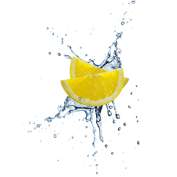 Due fette di limone primo piano in spruzzi d'acqua isolati su fondo bianco - Foto, immagini