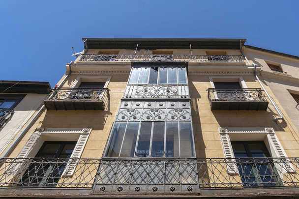 Pohled nahoru na fasádu budovy ve městě Salamanca, Španělsko - Fotografie, Obrázek