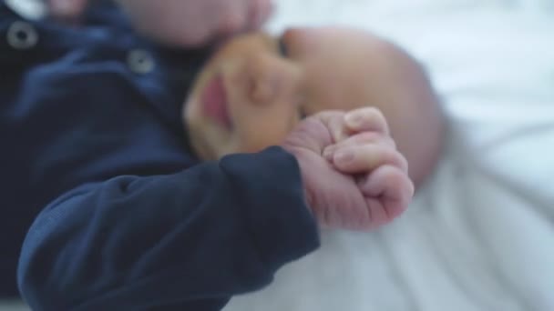 Anya öltözteti újszülött baba, közelről - Felvétel, videó