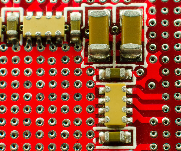 Elektronik bileşenleri olan bir devre kartının makro resmini kapat - Fotoğraf, Görsel