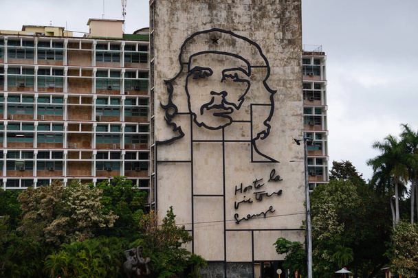 Přední pohled na kubánskou kancelářskou budovu s proslulým zpěvem Che Guevary v přední stěně                      - Fotografie, Obrázek