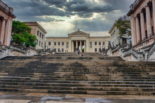 Vista frontale dell'università La Habana.  - Foto, immagini