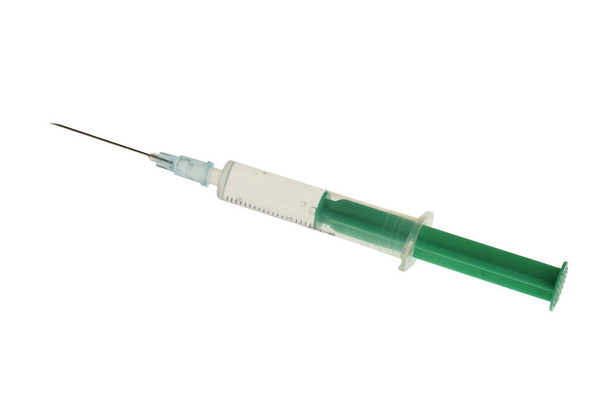 Plastikowa strzykawka z wstrzyknięciem na czystym białym tle. Fotografowane zbliżenie - Zdjęcie, obraz