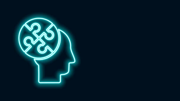 Ragyogó neon vonal Emberi fej rejtvények stratégia ikon elszigetelt fekete háttérrel. Gondolkodó agyjel. Az agy jelképe. 4K Videó mozgás grafikus animáció - Felvétel, videó