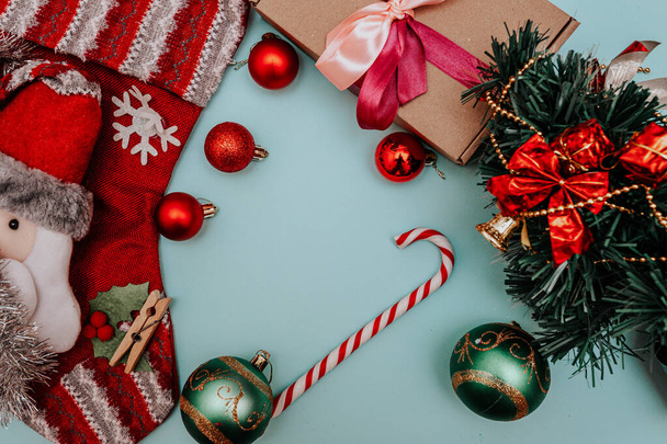  caramelos, regalos, juguetes de Navidad sobre un fondo azul - Foto, Imagen