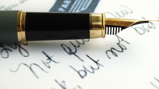 Στυλό συντριβάνι σε παλιό γράμμα κείμενο dolly shot - Πλάνα, βίντεο