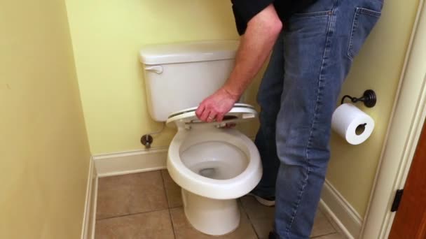 Ο ιδιοκτήτης του σπιτιού εγκαθιστά νέο κάθισμα τουαλέτας - Πλάνα, βίντεο