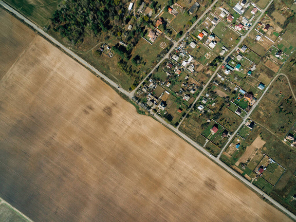 Аерофотозйомка сільського ландшафту з урожайними полями. Вид зверху
. - Фото, зображення