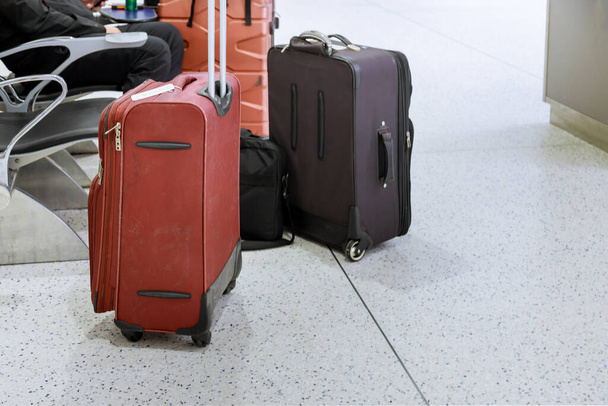 Пассажир путешествует с чемоданами через аэропорт в зале вылета посадки - Фото, изображение