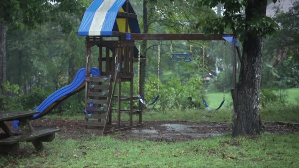Ein Kinderspiel, das in einem Hof während eines Regensturms spielt. - Filmmaterial, Video