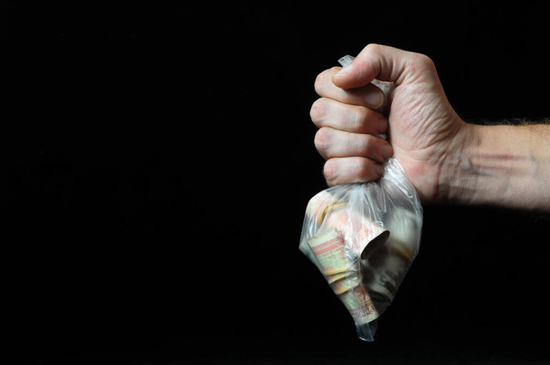 黒の背景にお金と手をトラップ - 写真・画像