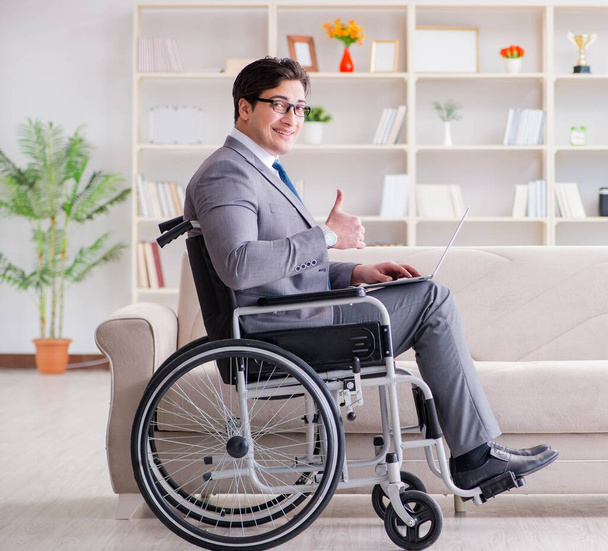 Dsabled επιχειρηματίας σε αναπηρική καρέκλα που εργάζονται στο σπίτι - Φωτογραφία, εικόνα