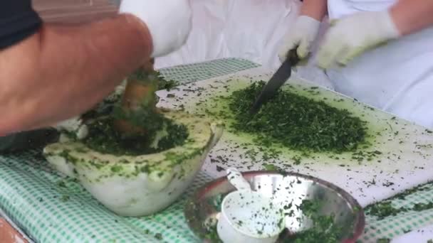 Basilikum für Pesto zubereitet - Filmmaterial, Video