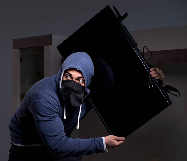 Murtovaras varastaa tv kerrostalosta - Valokuva, kuva