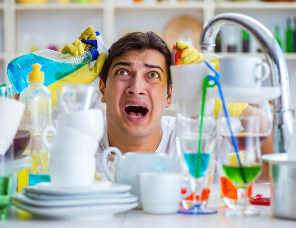 Man frustrated at having to wash dishes - Fotografie, Obrázek