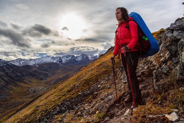 Woman Backpacking in Scenic Mountain Landscape - Foto, imagen