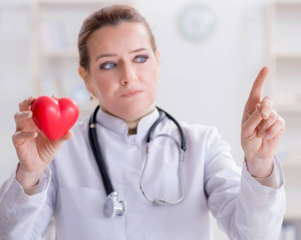 Cardiólogo con corazón rojo en concepto médico - Foto, Imagen