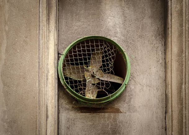 Altes Entlüftungsloch mit rostigem Ventilator - Foto, Bild
