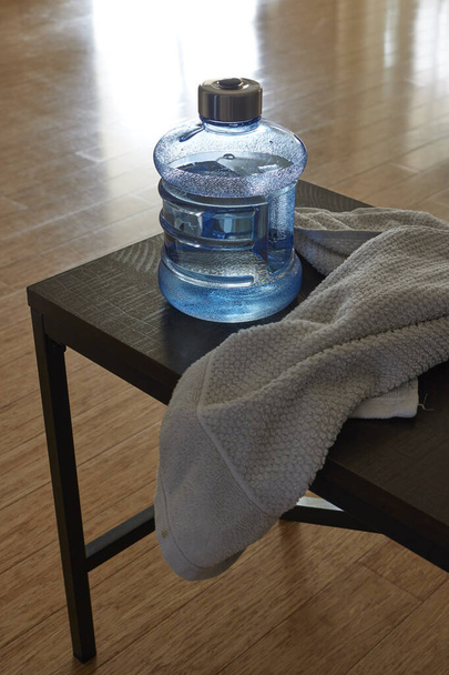Ein Studiofoto einer Wasserflasche - Foto, Bild