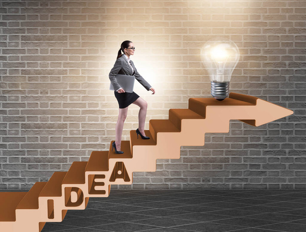 Concepto de idea con empresaria subiendo escaleras
 - Foto, Imagen