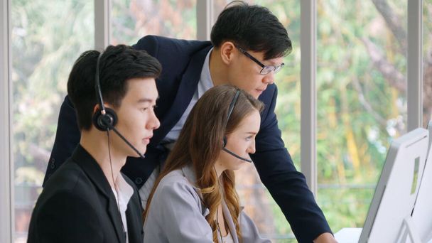 Biznesmeni noszący słuchawki pracujący w biurze - Zdjęcie, obraz