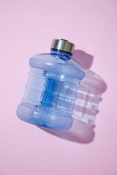 Una foto de estudio de una botella de agua - Foto, Imagen