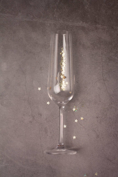 copa de champán con lentejuelas de oro Navidad y año nuevo cóncavo - Foto, imagen