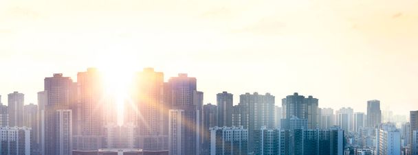 Koncepcja Światowego Dnia Miast: panorama miasta o zachodzie słońca - Zdjęcie, obraz