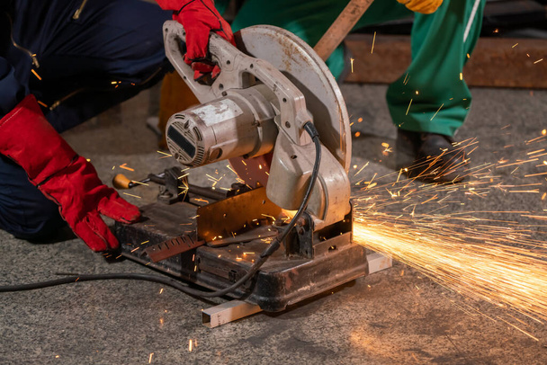 Profesionální mechanik řeže ocel s rotující uhlíkovou čepelí - Fotografie, Obrázek