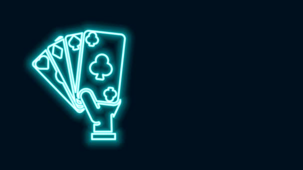 Gloeiende neon lijn Hand houden speelkaarten pictogram geïsoleerd op zwarte achtergrond. Casino spel ontwerp. 4K Video motion grafische animatie - Video