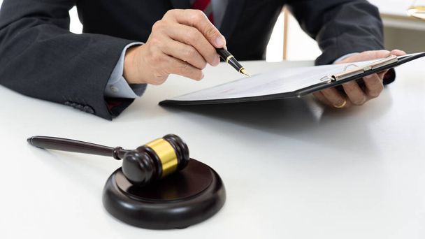 advocaat rechtszaak notaris raadpleging of bespreken rechtszaak met document contract vrouwelijke ondernemers in het kantoor. - Foto, afbeelding