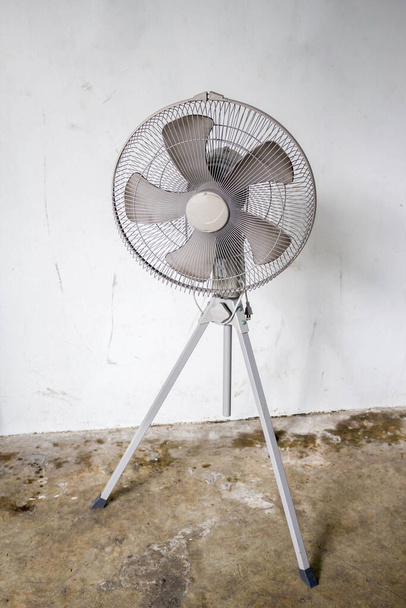 grand ventilateur pour une utilisation en usine sur sol rustique - Photo, image