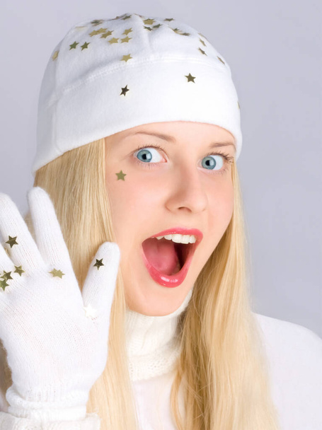 Mladá blondýna v době Vánoc, pozitivní emoce v zimní sezóně pro nákupní prodej a dovolená značky - Fotografie, Obrázek