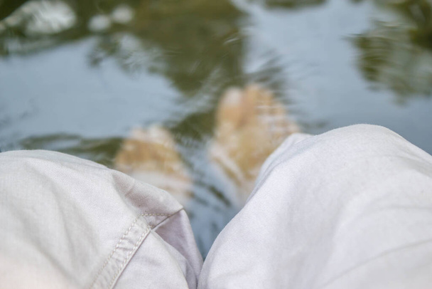 muž nohy relaxaci ve vodě - Fotografie, Obrázek
