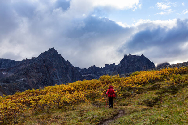 Girl Backpacking on Scenic Hiking Trail surrounded by Rugged Mountains - Foto, Imagem