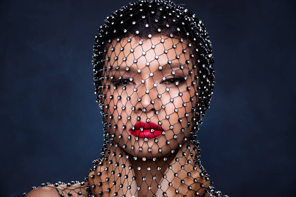 Foto de la cara Retrato de los años 20 Mujer hermosa asiática Maquillaje cosmético. Chica decorar diamante cubierta de cristal Net cabeza sobre humo oscuro fondo, espacio de copia de la bandera, mirada de cerca Moda - Foto, Imagen
