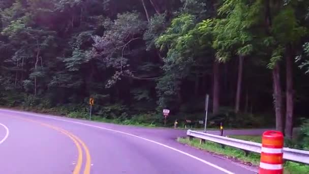 Vista panorámica de la conducción a través de las sinuosas carreteras de montaña de Helen Ga con montañas - Metraje, vídeo
