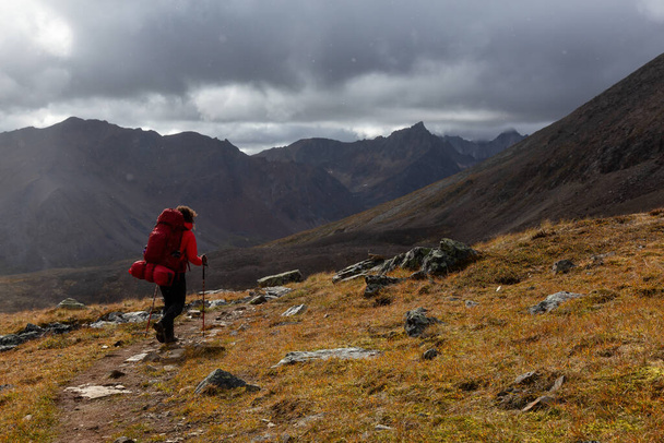 Woman Backpacking on Scenic Rocky Hiking Trail - Φωτογραφία, εικόνα