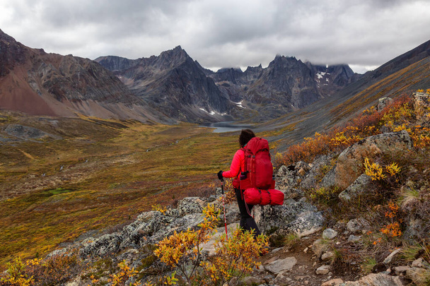 Γυναίκα Backpacking στο Scenic Rocky Hiking Trail - Φωτογραφία, εικόνα