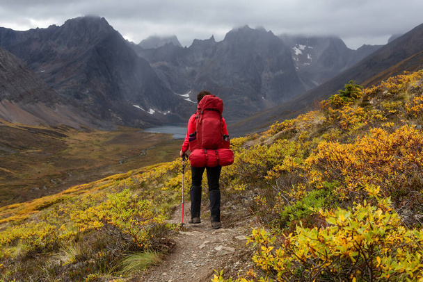 Woman Backpacking on Scenic Rocky Hiking Trail - Foto, Imagen